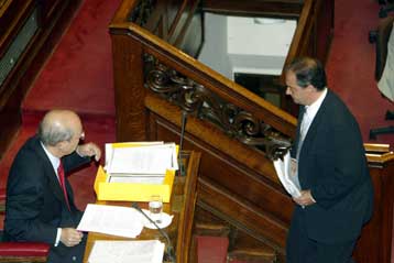 Διαξιφισμοί στη Βουλή μεταξύ κυβέρνησης και αντιπολίτευσης για την οικονομία