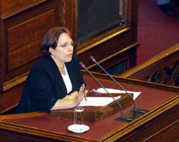 ΠΑΣΟΚ και ΝΔ εξίσου διαπλεκόμενα κόμματα, τόνισε η Αλ.Παπαρήγα στη Βουλή