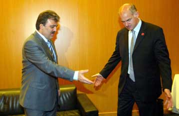 Δεν πήρε θέση στο θέμα των παραβιάσεων του εναερίου χώρου στο Αιγαίο ο Τούρκος ΥΠΕΞ