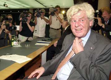 Γενναίες διαρθρωτικές αλλαγές, πέραν της νομισματικής πολιτικής, ζητά ο Ντουίζενμπεργκ