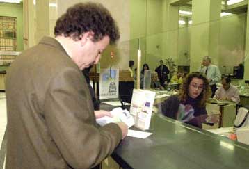 Νέος γύρος μείωσης των επιτοκίων από τις εμπορικές τράπεζες