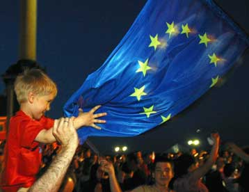 Συντριπτικό «ναι» των Πολωνών στο δημοψήφισμα για την ένταξη στην ΕΕ