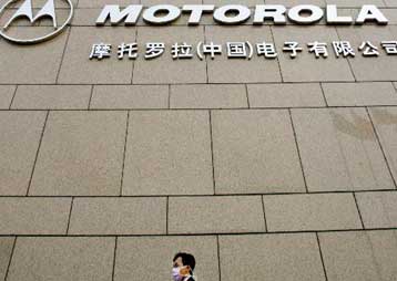 Προς τα κάτω αναθεώρησε η Motorola τις προβλέψεις για τα κέρδη του β΄τριμήνου