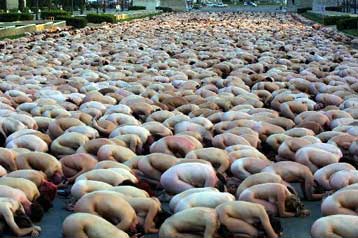 Επτά χιλιάδες άνθρωποι πόζαραν γυμνοί στο φακό του Σπένσερ Τιούνικ