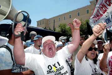 Ένταση και διαμαρτυρίες έξω από τη Βουλή για τη δημιουργία των νέων ΧΥΤΑ