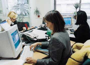 Ταχεία μείωση του χρέους και συγκρατημένες αυξήσεις στους μισθούς συνιστά το ΔΝΤ