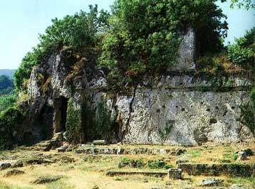 «Θύμα» αρχαιοκαπήλων έπεσε μαρμάρινος τάφος στη Μίεζα της Ημαθίας