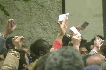 Καθυστέρηση στην ανανέωση και έκδοση της «πράσινης κάρτας» για τους μετανάστες