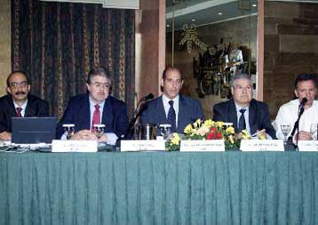 Μέτριο το οικονομικό κλίμα το 2002, προσδοκίες για βελτίωση στις βιομηχανίες το 2003