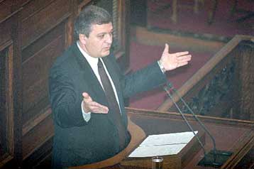 Με αλλαγές «πέρασαν» από τη Βουλή οι ρυθμίσεις του υπουργείο Τύπου για τα ΜΜΕ