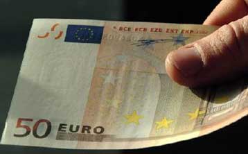 Μέτρα για αύξηση των εσόδων συνιστά η Fitch – Επιφυλάξεις για την αξιολόγηση