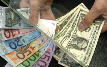 Κοντά στα 1,18 δολάρια το ευρώ, εν μέσω προσδοκιών για μείωση των επιτοκίων της Fed