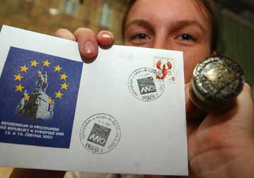 Συντριπτικό «ναι» των πολιτών της Τσεχίας για την ένταξη στην ευρωπαϊκή οικογένεια