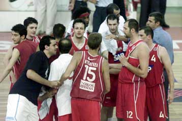 Δύσκολη νίκη του Ολυμπιακού με 84-80 επί του Περιστερίου