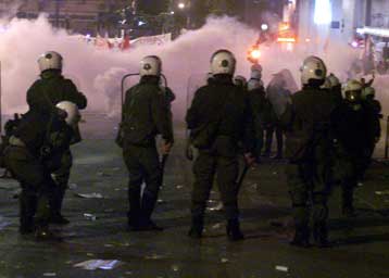 Επεισόδια και προσαγωγές τα ξημερώματα της Κυριακής στο Πεδίο του Αρεως