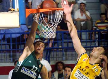 Ανοιξε το σκορ ο Παναθηναϊκός στους τελικούς, 77-68 την ΑΕΚ