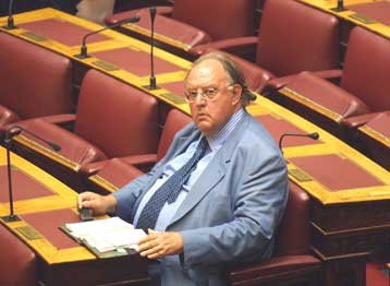 Να απομακρυνθούν όσοι ενέδωσαν στη «γοητεία της μπουρζουαζίας» ζητά ο Θ.Πάγκαλος