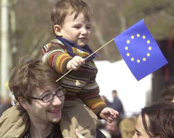 Διαφορετική εξωτερική πολιτική από αυτή των ΗΠΑ επιθυμούν οι πολίτες της ΕΕ