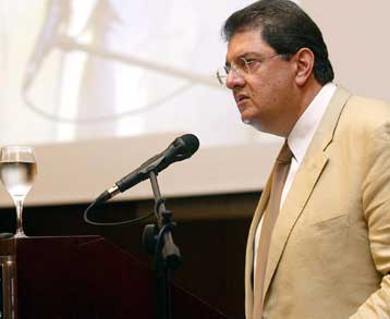 Το νομοσχέδιο για τις ηλεκτρονικές επικοινωνίες παρουσίασε ο Χρίστος Βερελής