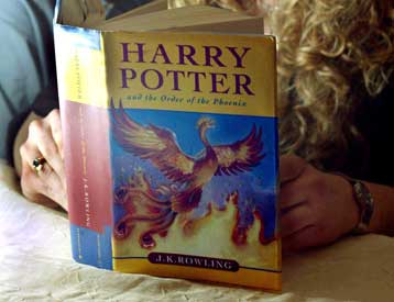 Στη δικαιοσύνη εφημερίδα των ΗΠΑ που προδημοσίευσε αποσπάσματα του νέου «Χάρι Πότερ»