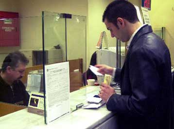 «Πόλεμος» ξένων και ελληνικών τραπεζών με χαμηλά επιτόκια στη στεγαστική πίστη