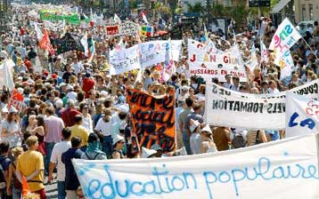Και πάλι στους δρόμους οι Γάλλοι εργαζόμενοι διαμαρτυρόμενοι για το συνταξιοδοτικό