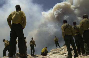Περίπου 200 σπίτια κάηκαν από πυρκαγιά που μαίνεται σε δασική περιοχή της Αριζόνα