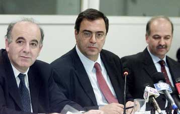 Σε οριακή αναθεώρηση των προβλέψεων για την οικονομία προχωρά η κυβέρνηση