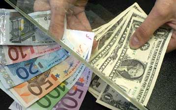 Προς τα 1,15 δολάρια υποχωρεί το ευρώ, εν αναμονή της Fed