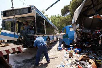 Έξι τραυματίες κατά τη σύγκρουση λεωφορείου του ΟΑΣΑ με φορτηγό στο Μαρούσι
