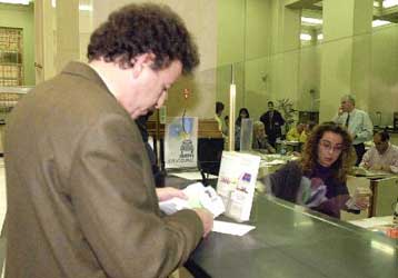 Κοσμοσυρροή στις τράπεζες για τα καταναλωτικά δάνεια χωρίς όριο