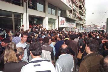 Δεν θα παραταθεί η προθεσμία για να ανανέωσουν οι μετανάστες τις άδειες παραμονής