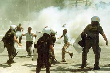 Σοβαρά επεισόδια ανάμεσα σε κατοίκους του Ασπροπύργου και αστυνομικούς των ΜΑΤ