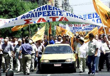 Πορεία διαμαρτυρίας στο υπουργείο Οικονομίας πραγματοποίησαν οι οδηγοί ταξί