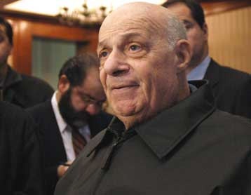 Την αντιπολίτευση κατηγορεί ο Ντενκτάς για τις «διαρροές» στο θέμα των εποίκων