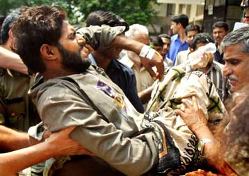 Τουλάχιστον 43 νεκροί από πτώση λεωφορείου σε ποταμό στην κεντρική Ινδία