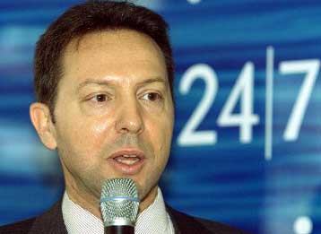 Δεν τίθεται θέμα συγχώνευσης με την Εθνική, λέει ο πρόεδρος της Εμπορικής Τράπεζας