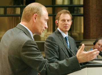 Επιβεβαίωσαν τις στενές διμερείς σχέσεις τους Τ.Μπλερ και Βλ.Πούτιν