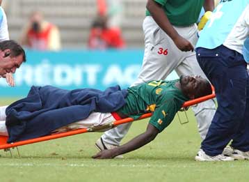 Ο αιφνίδιος θάνατος του Μαρκ Βιβιέν Φοέ προκαλεί σοκ στο παγκόσμιο ποδόσφαιρο