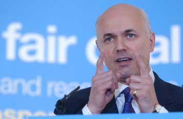 Προβάδισμα των Συντηρητικών έναντι των Εργατικών δείχνει δημοσκόπηση στη Βρετανία