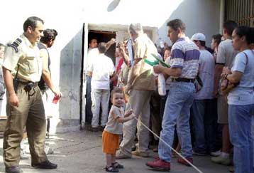 Ταλαιπωρία για χιλιάδες μετανάστες που θέλουν να ανανεώσουν τις άδειες παραμονής