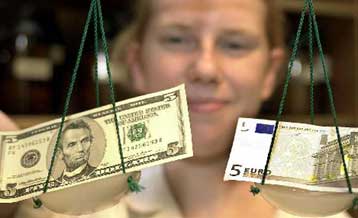 Στο χαμηλότερο επίπεδο των έξι τελευταίων εβδομάδων υποχωρεί το ευρώ