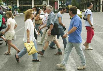 Αρνητικές οι επιπτώσεις του ευρώ στο κόστος διαβίωσης, εκτιμούν οι Έλληνες