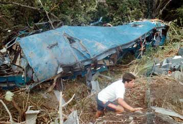 Τουλάχιστον 14 νεκροί από πτώση λεωφορείου σε χαράδρα στη βόρεια Κολομβία