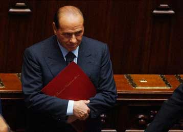 Απρόσμενη τροπή στη δίκη Μπερλουσκόνι – Προσωρινή αναβολή της διαδικασίας