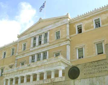 Αντιδράσεις προκαλεί σε ΠΑΣΟΚ και ΝΔ η πρόταση για άνοιγμα των κωδικών των βουλευτών