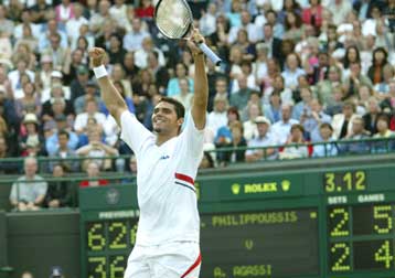 Στα προημιτελικά του Γουίμπλεντον προκρίθηκε ο Φιλιππούσης αποκλείοντας τον Αγκάσι