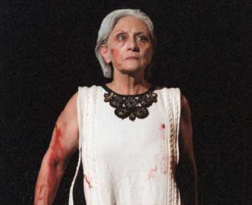 Η Δέσποινα Μπεμπεδέλη στο ρόλο της Εκάβης αντί της Αννας Συνοδινού