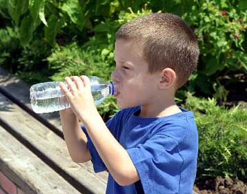 Επικίνδυνες ουσίες, ύποπτες για καρκινογενέσεις, βρέθηκαν στα εμφιαλωμένα νερά