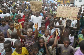Την παραίτηση του Λιβεριανού προέδρου ζητούν Τζορτζ Ο.Μπους και πολίτες της χώρας